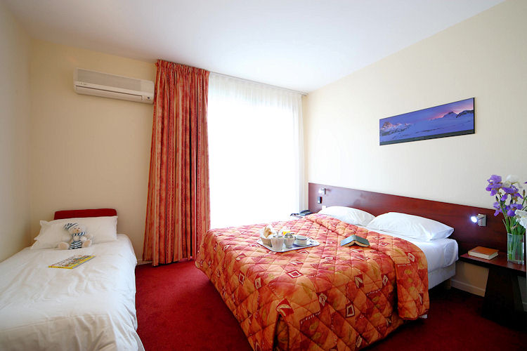 Room 1 double and 1 single bed
