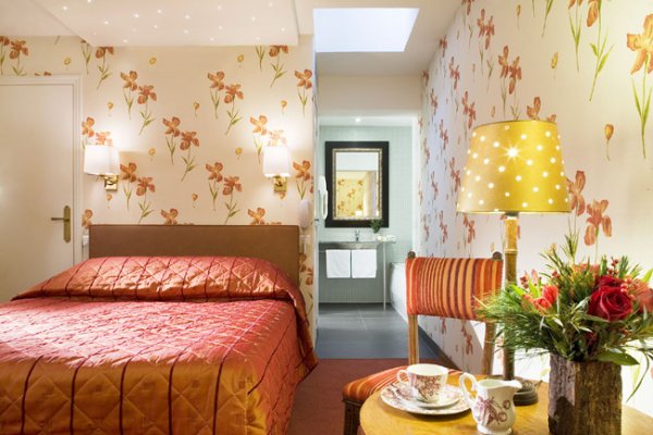 Large room facing the flowered garden with jacuzzi