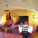 Salle &agrave; manger vout&eacute;e avec chemin&eacute;e allum&eacute;e