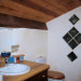 wc salle de douche et lavabo