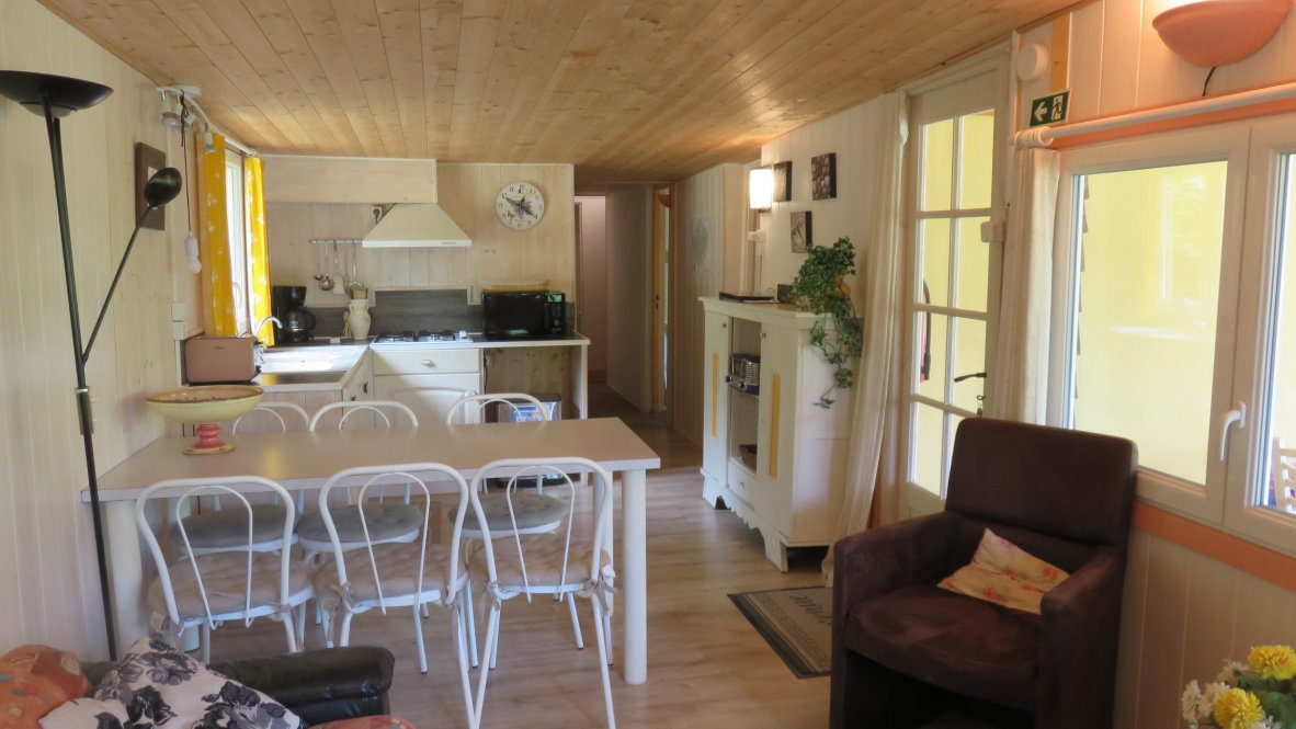 La Vieille gite sur grand terrain avec piscine, gîte Saint