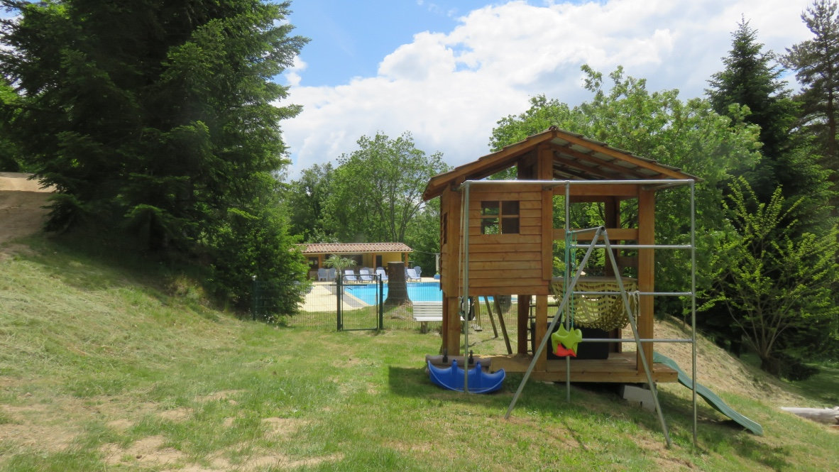 La Vieille gite sur grand terrain avec piscine, gîte Saint