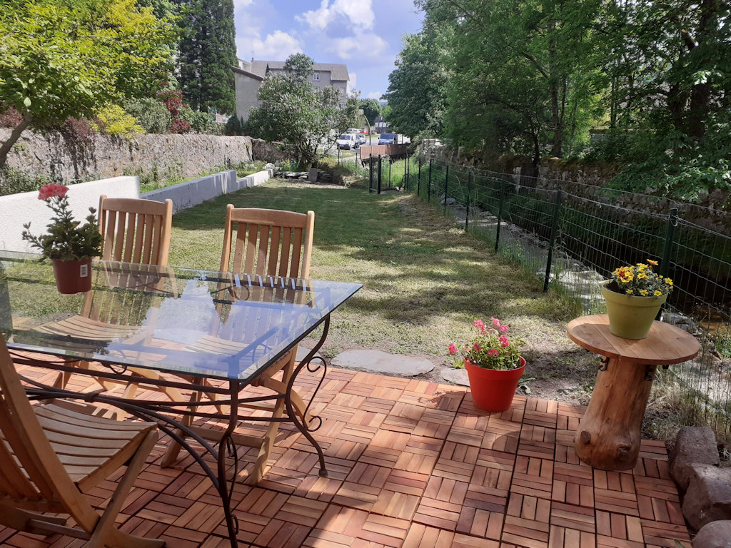 Appartement rezdechaussée avec jardin, centreville de Tence