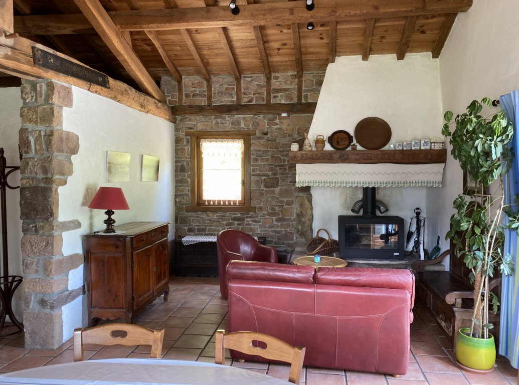 Etxe Tipia, petite maison en pierres, dans Pays basque intérieur, gîte