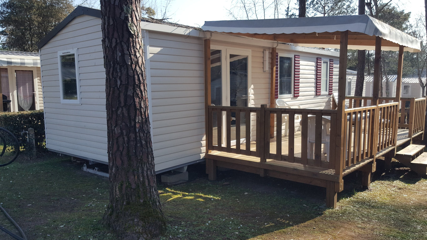 Mobilhome 4/6 personnes Le Bois Dormant 4* Mobile home in SaintJean