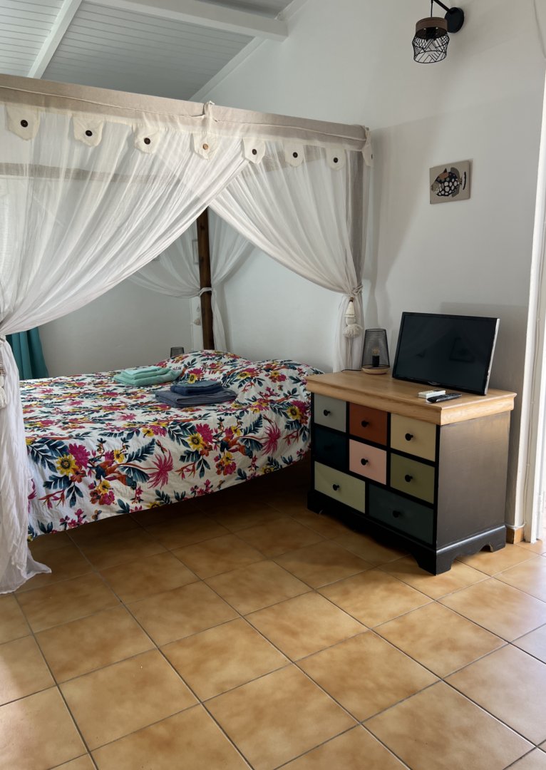 g-te-studio-marlin-avec-piscine-et-vue-sur-mer-g-te-bouillante-malendure